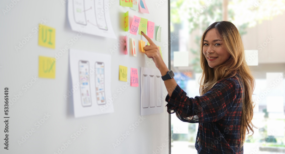 Obraz premium Professional web developer planning template framework layout developer project of mobile application on whiteboard.