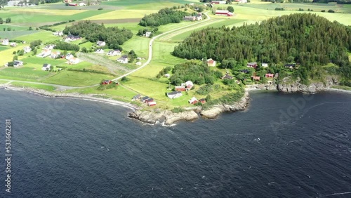 survol du fjord de Trondheim (Trondheimsfjord) en Norvège photo