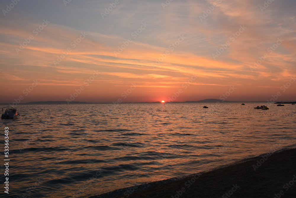 tramonto sul mare a Novaljia isola di pag croazia