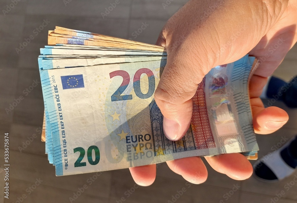 Banconote in euro nelle mani di una persona