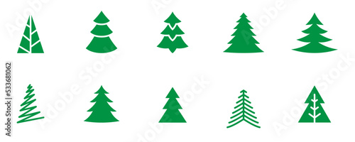 Conjunto de arboles de navidad de diferentes diseños. Concepto de navidad y decoración. Pinos verdes navideños. Ilustración vectorial
