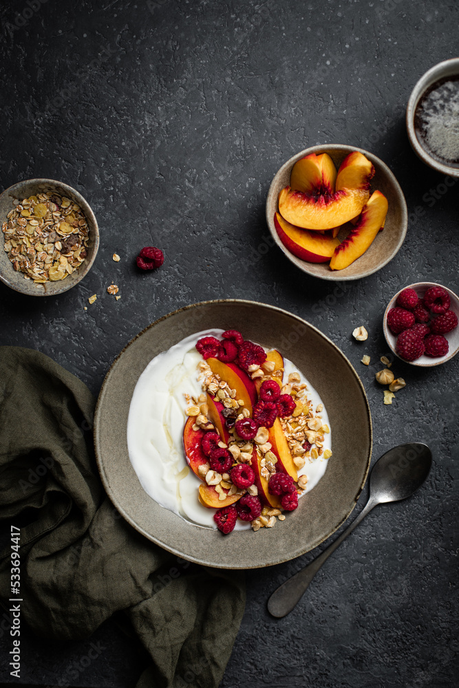 Petit déjeuner bol de muesli yaourt nectarines pêches noisettes et framboises
Petit déjeuner bol de muesli yaourt nectarines pêches noisettes et framboises