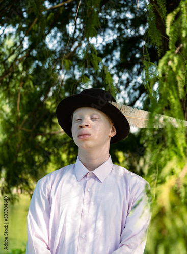 Schilderij op canvas Portrait of an albino man with a feathered black hat