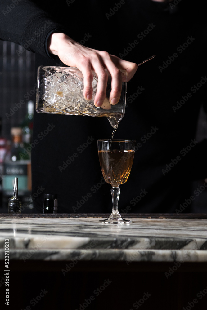 Obraz premium Pouring a cocktail