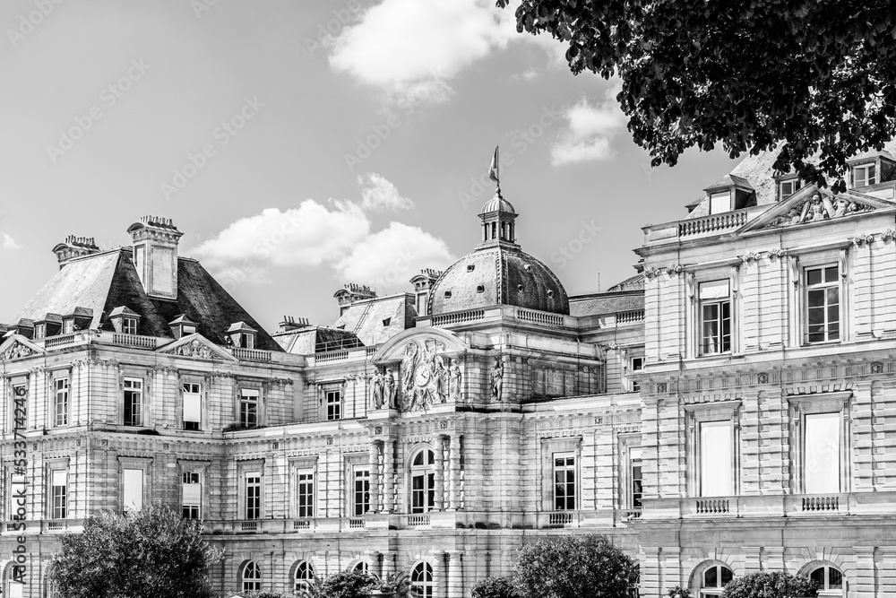 Paria, France: Luxembourg Palace built by Queen Marie de Medici, now home to the French Senate