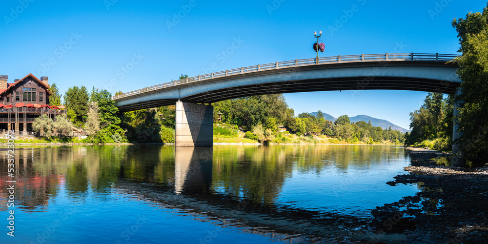 Naklejka premium Riverside Park Bridge autumn landscape over Rogue River in Grants Pass, Josephine County, Oregon