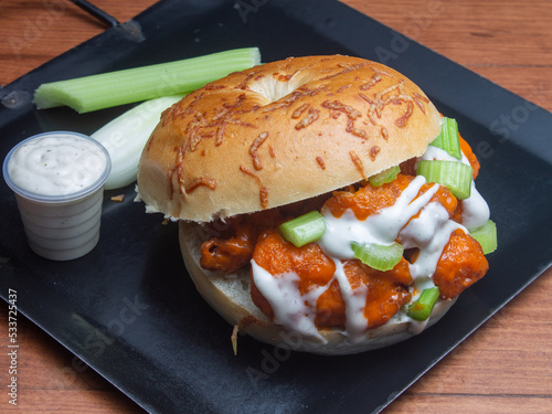 Tableau sur toile bagel with boneless and sauce