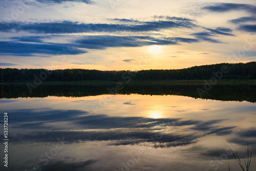 Sonnenuntergang und Abendrot mit Wolken Spiegelung im See  Gorinsee  Wandlitz  Barnim im Bundesland Brandenburg  Deutschland
