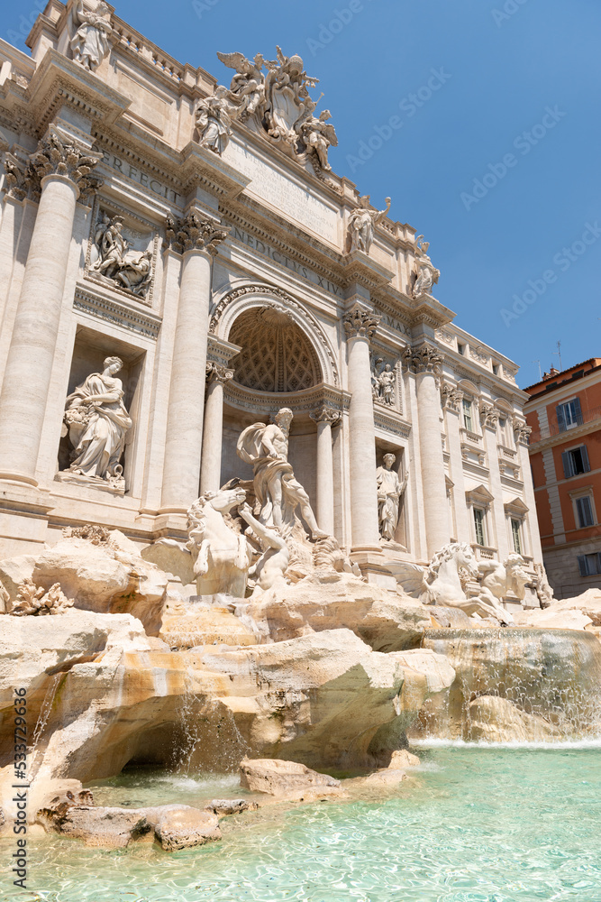 Der Trevibrunnen ist ein Monumentalbrunnen auf der Piazza di Trevi vor dem Palazzo Poli in Rom