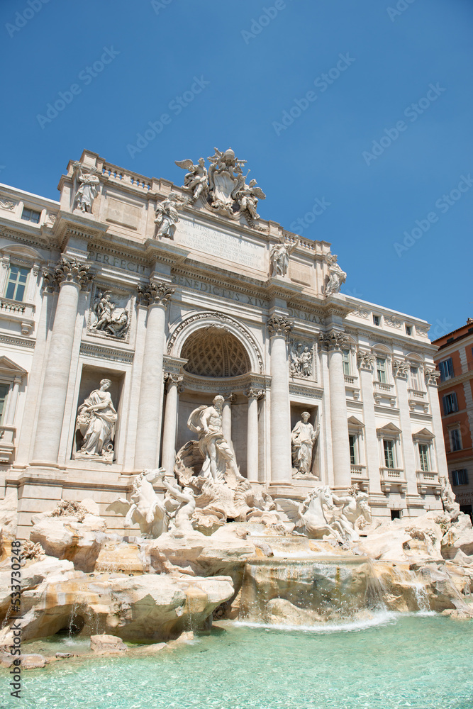 Der Trevibrunnen ist ein Monumentalbrunnen auf der Piazza di Trevi vor dem Palazzo Poli in Rom