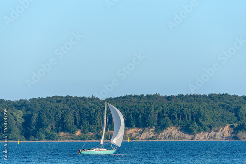 Segelboot auf der Ostsee in der Eckernförder Bucht, Schleswig-Holstein, Deutschland