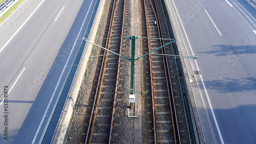 Stadtbahnstrecke innerhalb einer mehrspurigen Straße.