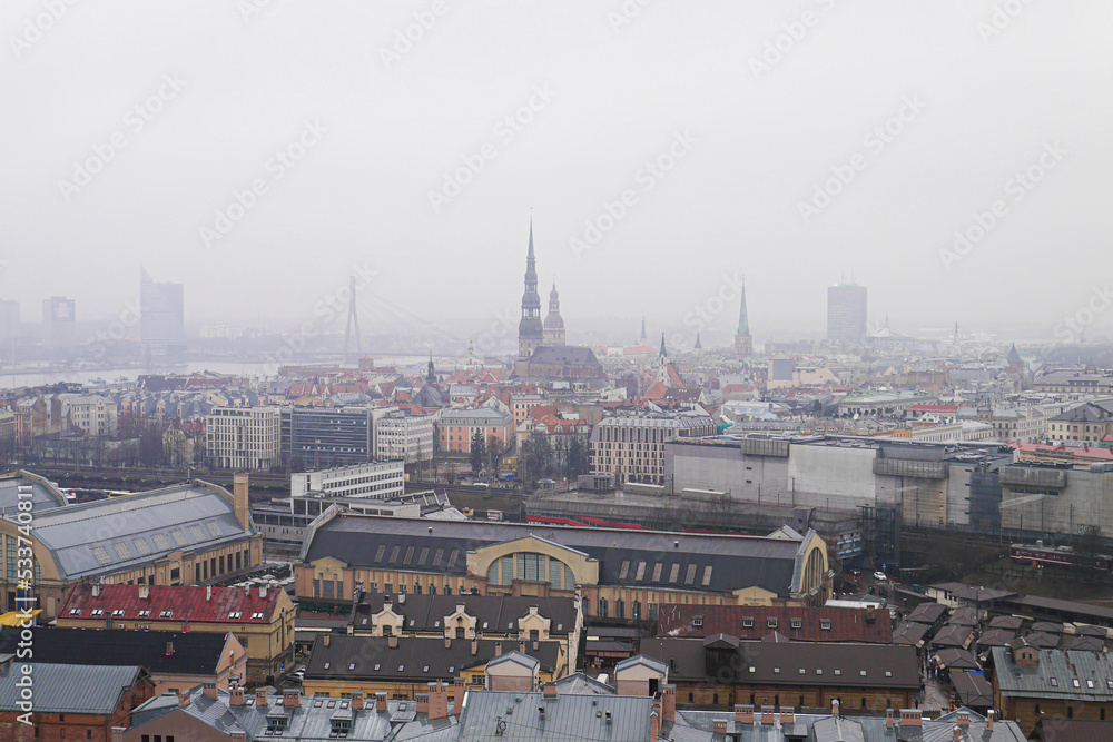 Skyline Riga im winterlichen Nebel