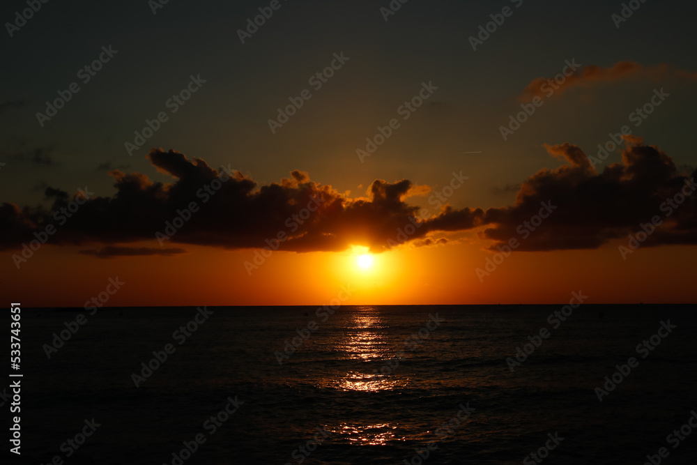 Salida del sol en el horizonte marino con nubes Salida del sol en el horizonte marino con nubes