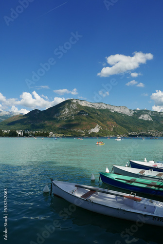 Barques au bord du lac d'Annecy face au mont Veyrier