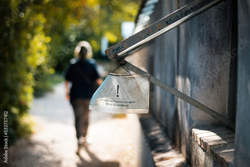 avviso sfocato donna che passeggia photo