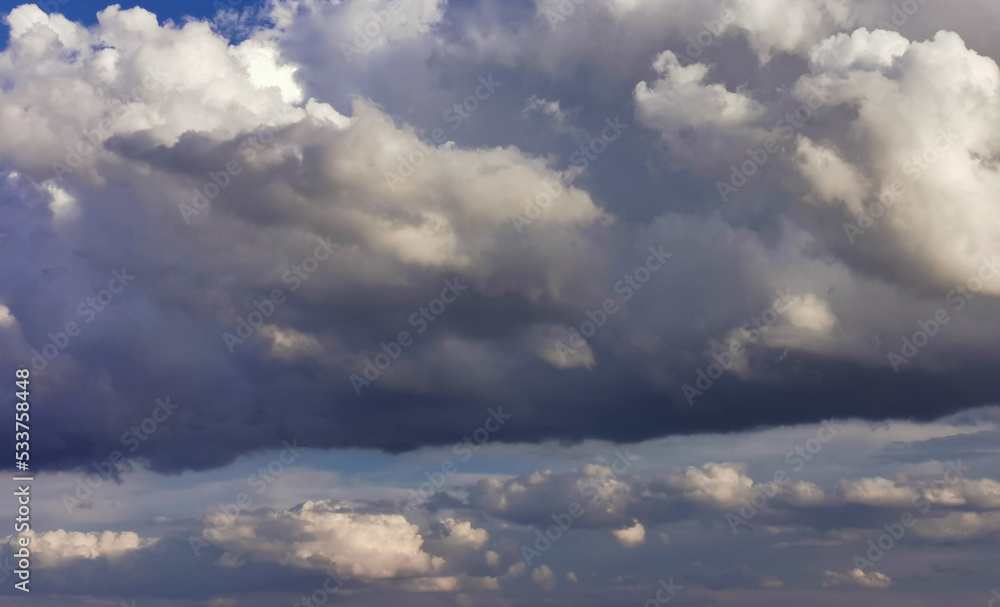 Grandi nuvole bianche nel cielo azzurro Grandi nuvole bianche nel cielo azzurro