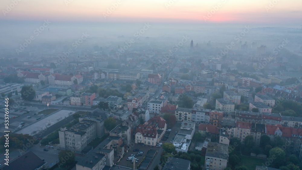 Fototapeta premium miasto we mgle dron