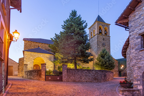 Photo Church of the medieval village of Aisa at night in Aragon pyrenees, Huesca, Spai