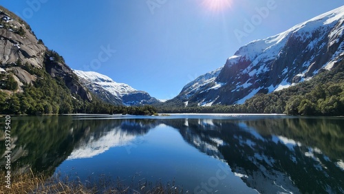 Fototapeta Naklejka Na Ścianę i Meble -  Montaña con nieve - Lago Argentino