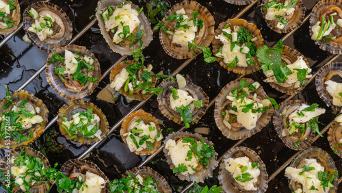 Foto Edible sea water molluscs Patella - Limpets staffed with garlic parsley butter