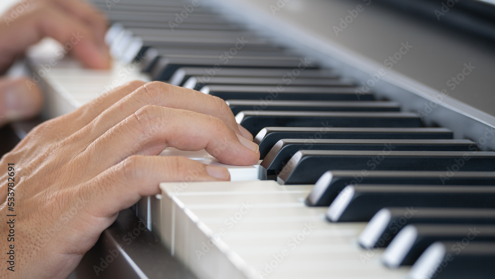 Fototapeta premium ピアノを弾く