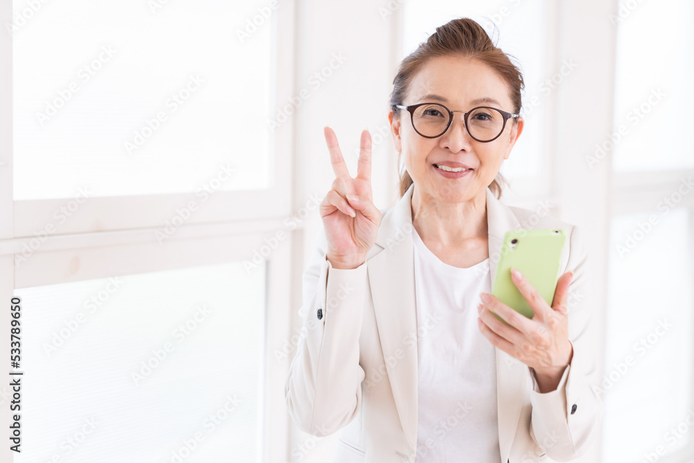 シニア女性 スマホ ビジネス シニア女性 スマホ ビジネス