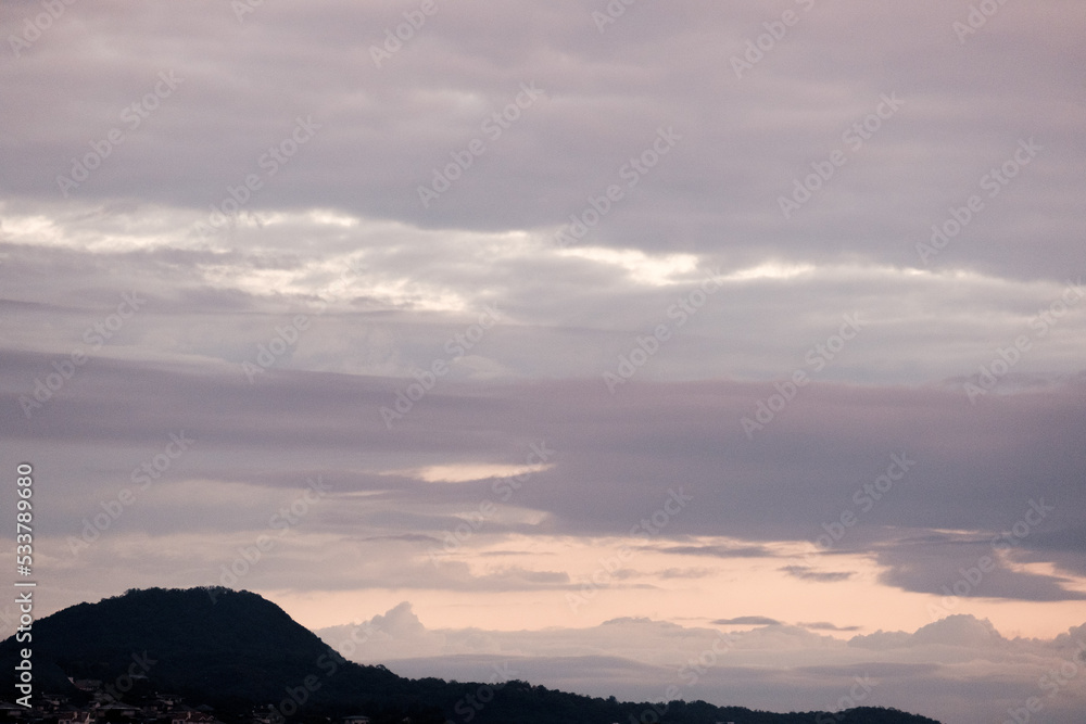 兵庫県西宮市の甲山。山が雲に浮かぶような風景