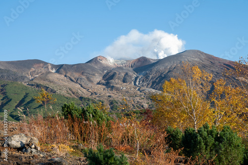 噴煙を上げる火山の山頂 十勝岳 