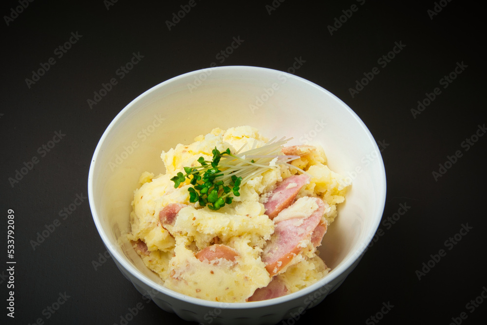 ピリッとした粒マスタードの辛味が効いて美味しい、じゃがいもとソーセージのサラダ ピリッとした粒マスタードの辛味が効いて美味しい、じゃがいもとソーセージのサラダ