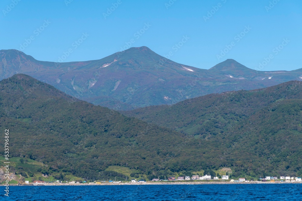 北海道知床連山を羅臼沖から望む