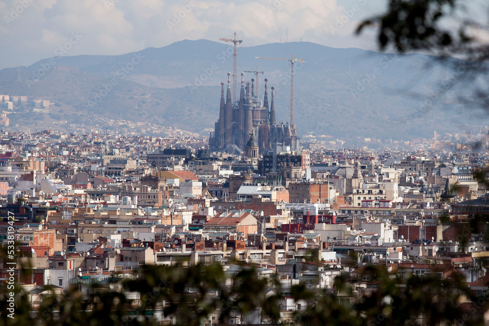 Fototapeta premium cityscape of church of sacred family, sagrada familia, temple, Barcelona