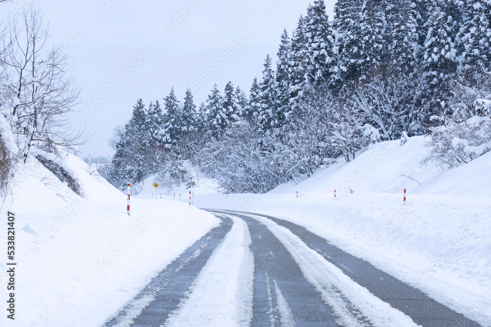 Obraz premium Snowy road. Mountain road in winter. 雪道。冬の山道