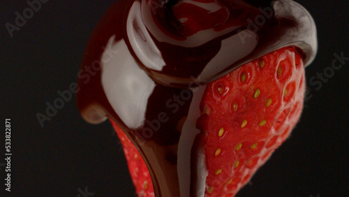 Obraz na plátně macro strawberry chocolate drip slow motion liquid cocoa delicious food lust