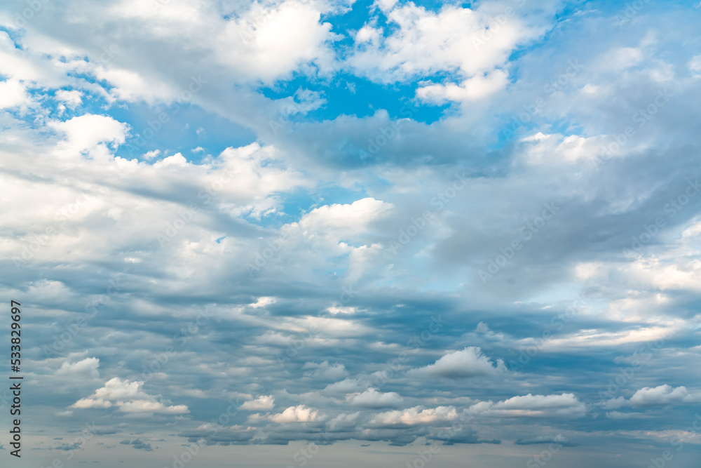 Obraz premium Beautiful clouds in the blue sky