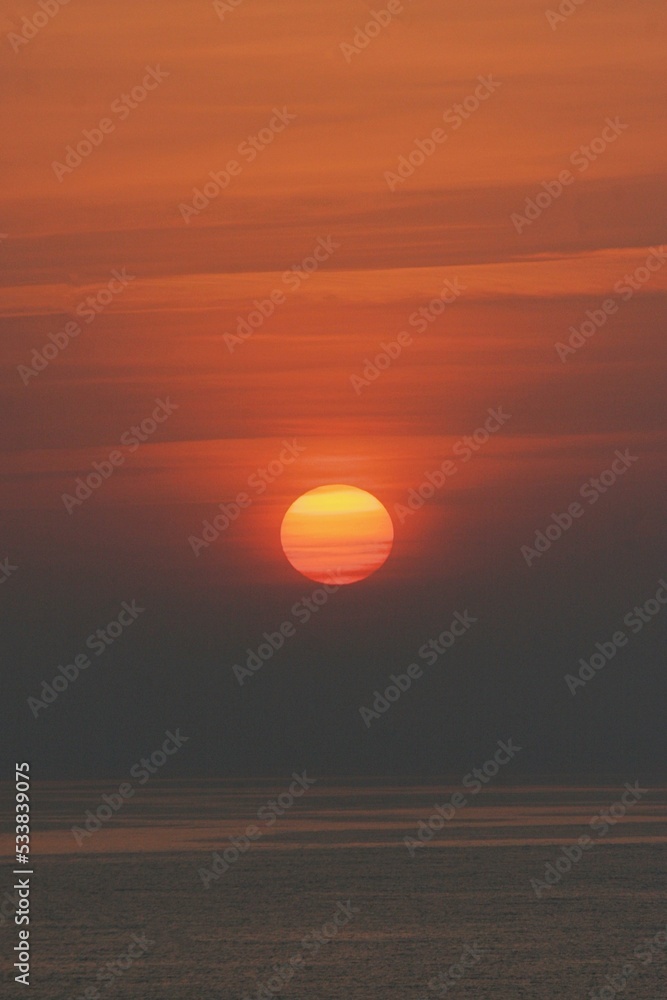 Rotglühender Sonnenaufgang über dem Meer Rotglühender Sonnenaufgang über dem Meer