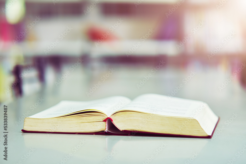 Obraz premium Open book on the table in the library