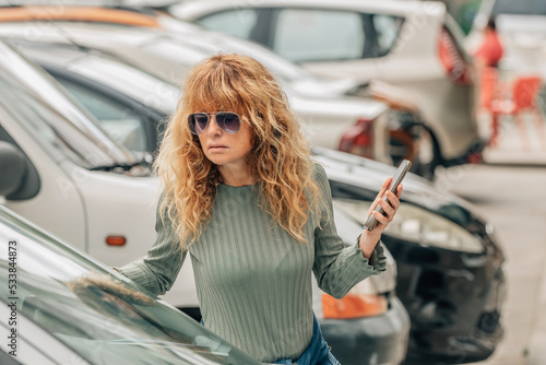 Foto woman buying used or second-hand car at dealership