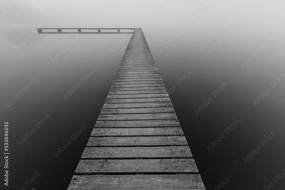 Fototapeta premium Ponton en bois dans la brume