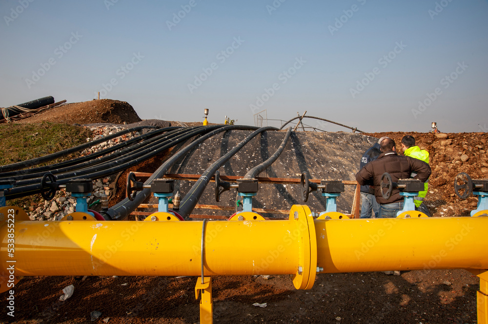 Tubature di produzione e distribuzione di gas. Gasdotto e metanodotto in panorama.