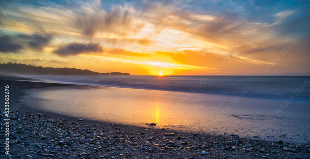 Obraz premium Sunset at Gillespie's Beach, West Coast, New Zealand