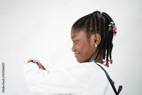 giovane ragazza isolata con lo sfondo mentre il bianco usa l'orologio intelligente sorridente photo