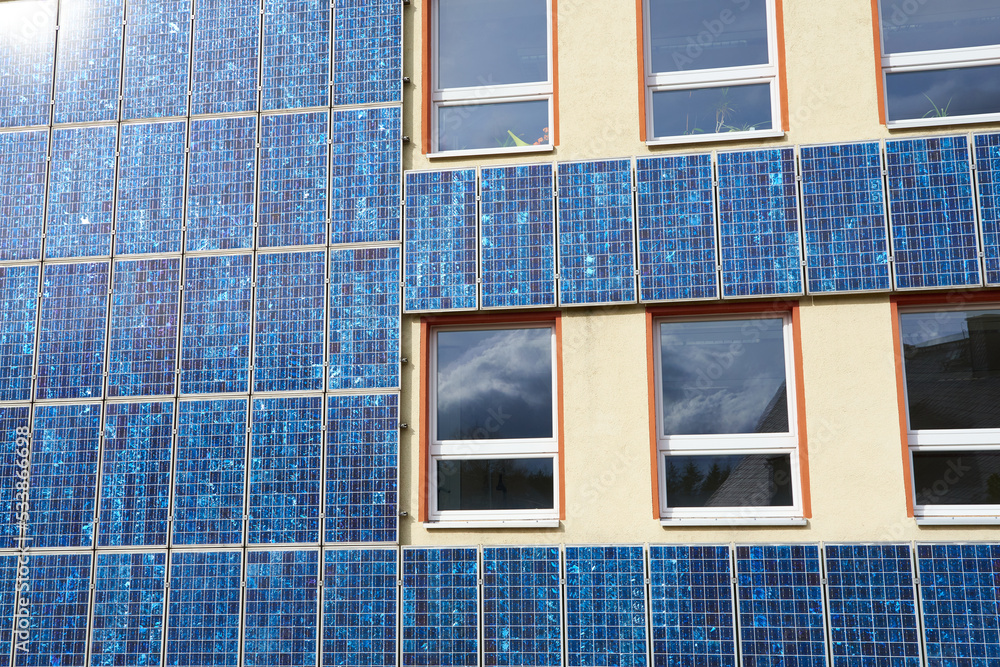 Fototapeta premium Solarmodule an einer Hauswand 