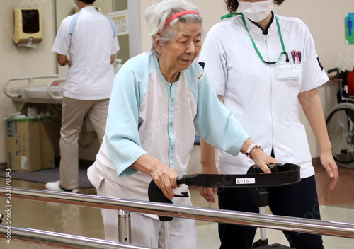 リハビリする高齢女性 photo