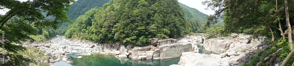 Fototapeta premium 日本の昔話「浦島太郎」で、浦島太郎が玉手箱を開けて煙に包まれた後、目が覚めた場所といわれている長野県にある寝覚の床。