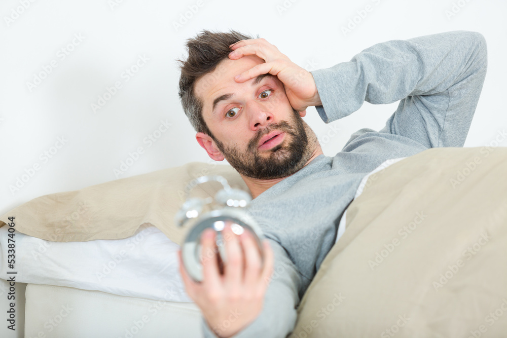 Obraz premium man worried because he woke up late