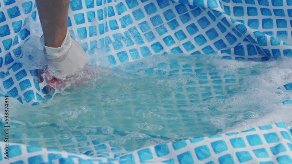 Cleaning pvc inflatable swimming pool, Cleaning the dirty empty pool of