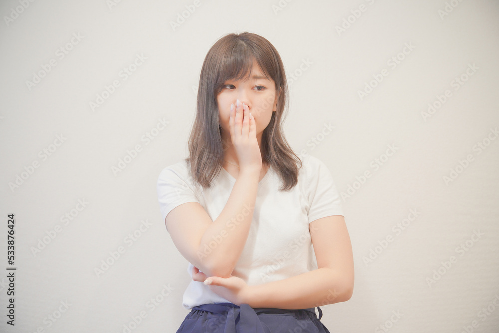 悩む若い女性 悩む若い女性