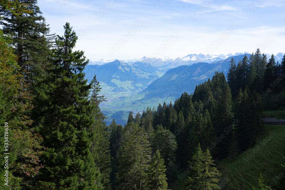 Mount Pilatus and the valley station in Alpnachstad lie in the heart of Switzerland and are very well connected. They are conveniently reached by car, train or boat trip.