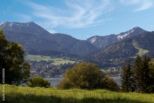 der bayerische Tegernsee und seine Berge in Oberbayern